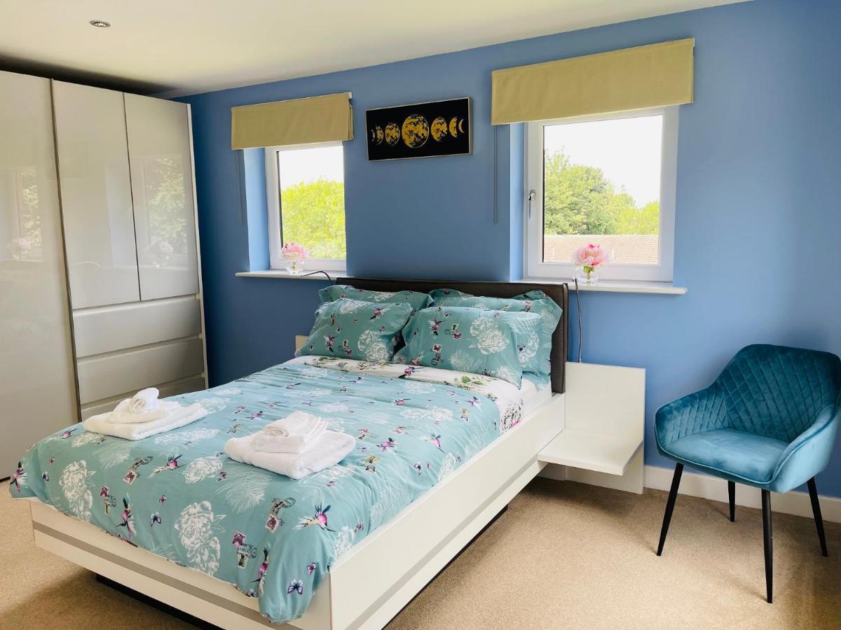 Villa Cheerful 2-Bed Townhouse In Wakefield With Parking Exterior foto