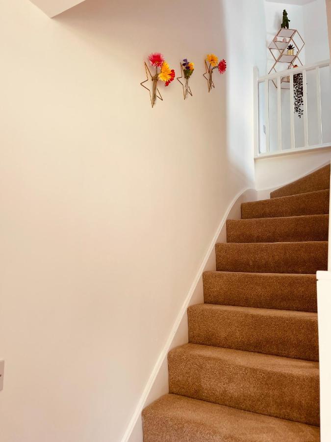Villa Cheerful 2-Bed Townhouse In Wakefield With Parking Exterior foto