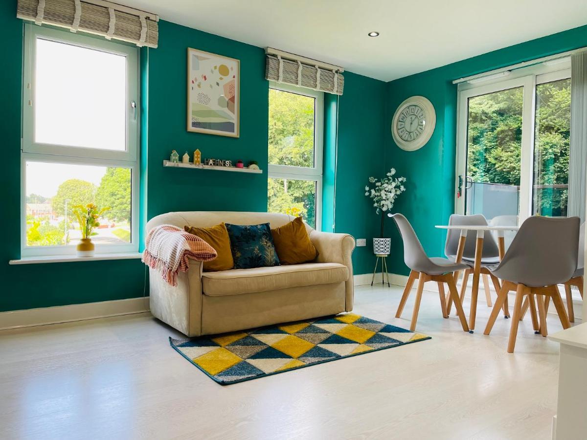 Villa Cheerful 2-Bed Townhouse In Wakefield With Parking Exterior foto
